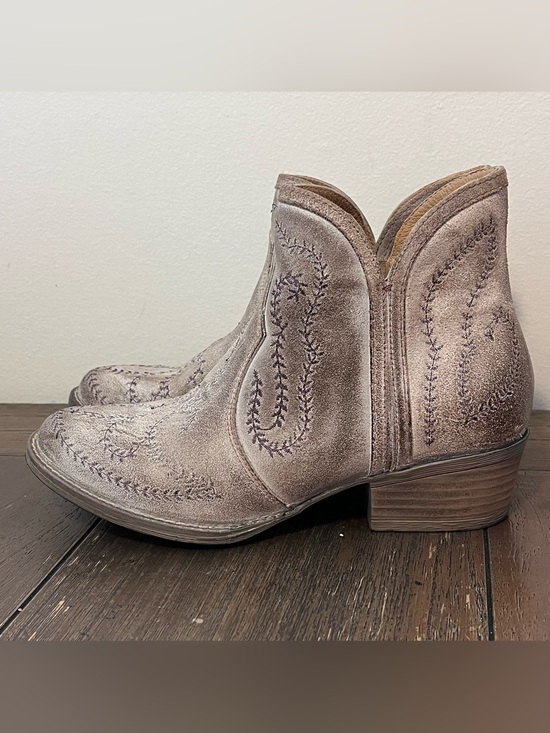 Sterling River Shoes - Sterling River Western Embroidered Distressed Booties Womens 8.5